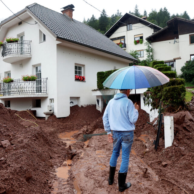 След бурите: Три жертви, десетки наводнени пътища и хиляди без ток в Европа