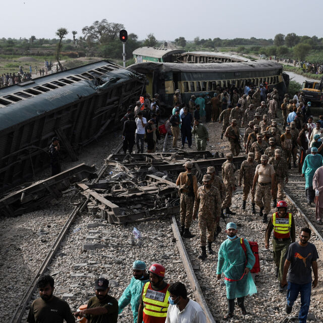 30 загинали и над 90 ранени при влакова катастрофа в Пакистан