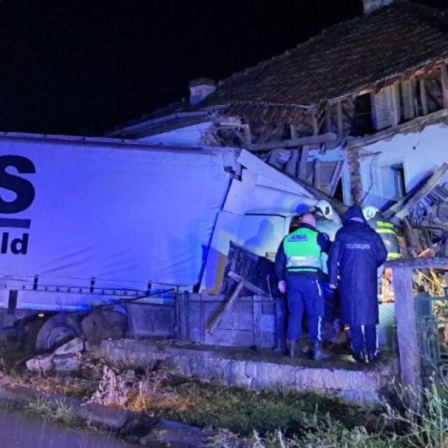 Камион се вряза в къща във врачанско село