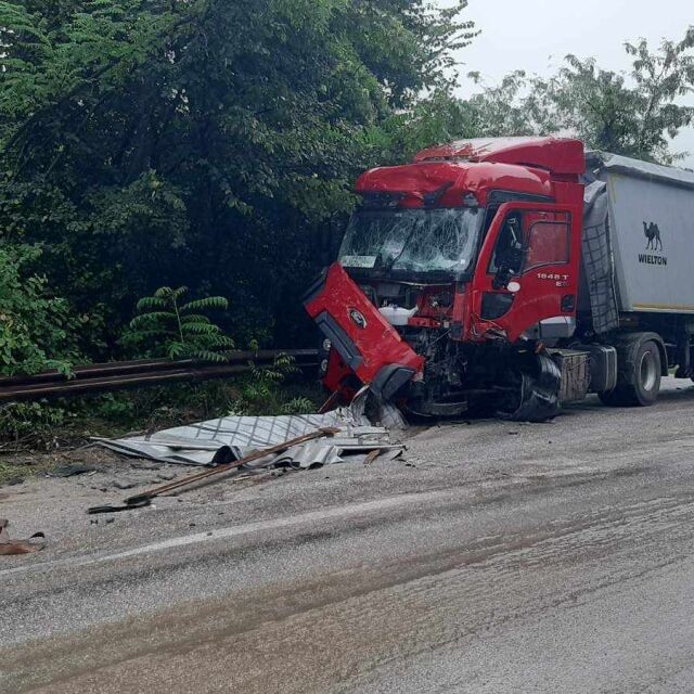 Два камиона се удариха на пътя Велико Търново - Русе, движението е затруднено