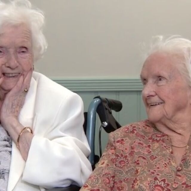 Най-възрастните близначки в Англия отпразнуваха 104 г. с “капка бренди”