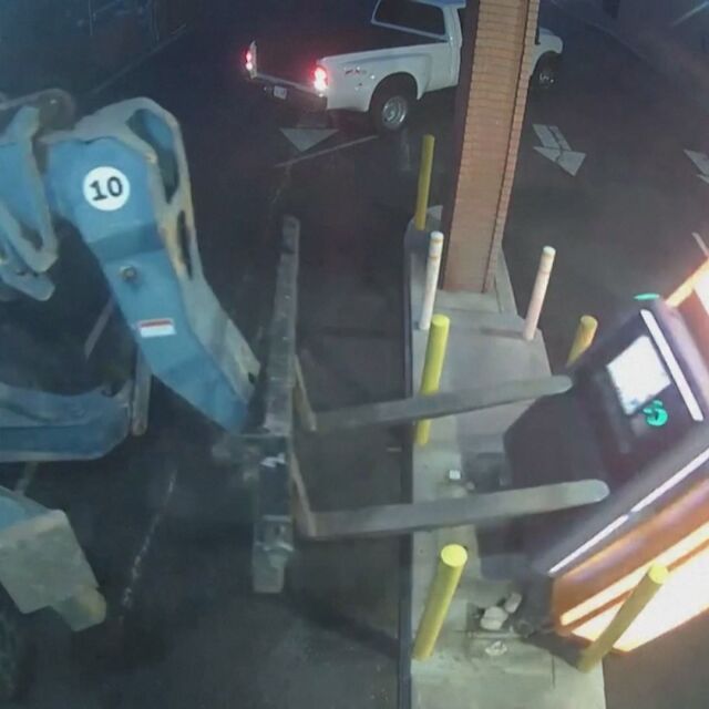 С мотокар и пикап: Двама мъже крадат банкомат (ВИДЕО)