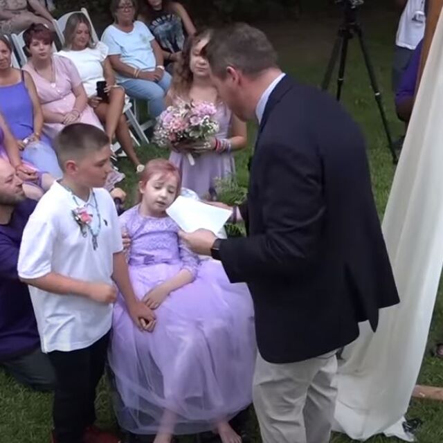 Последно желание: 10-годишно момиченце с рак "се омъжи“ за свой съученик (ВИДЕО)