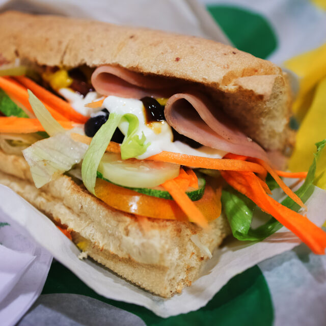 За безплатни сандвичи: Близо 10 000 души сменят името си на верига ресторанти