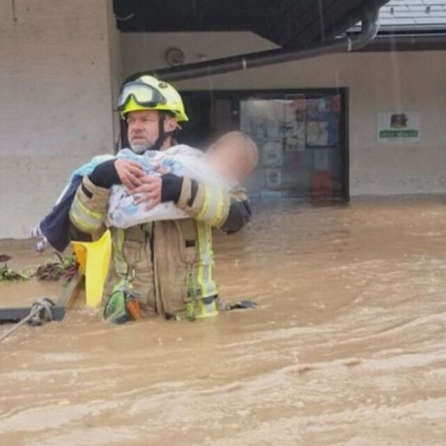 Потопът в Словения: Пожарникари изнесоха на ръце деца от наводнена детска градина