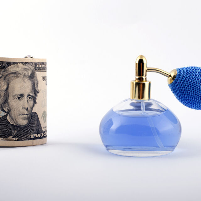 Как това дали си купуваме парфюм показва какво е състоянието на икономиката ни?
