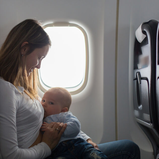 Отново унизена майка - Спрете да кърмите в самолета, за да не притеснявате пасажерите!