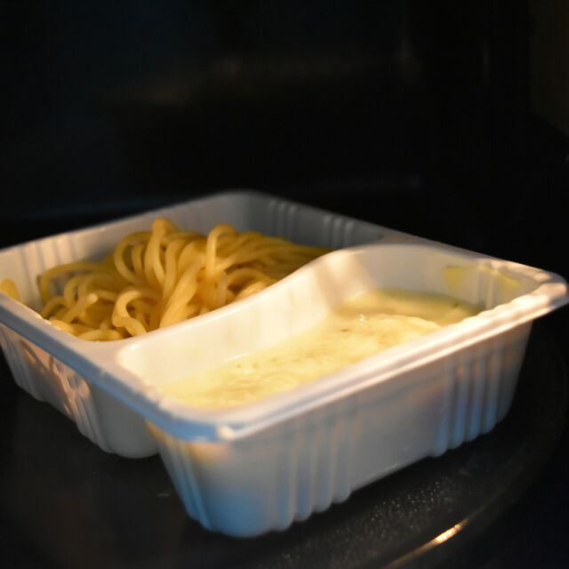 Колко пластмаса изяждаме, ако стоплим храната в такъв съд в микровълновата?