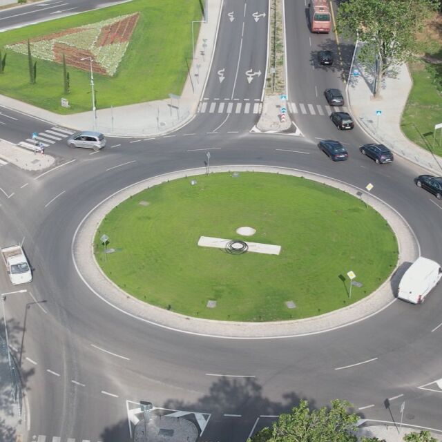 Дрифт на кръстовище: Шофьорът, карал безразсъдно в Ямбол, е открит