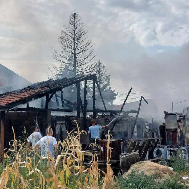 Огнеборци спасиха дома на семейство в село Рогош (СНИМКИ)