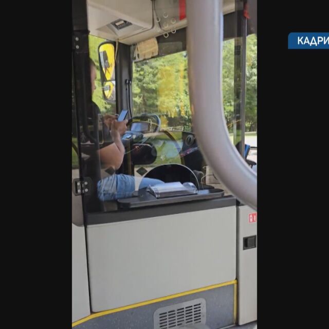 „Новата пандемия при нарушенията“: Шофьор на автобус 94 пише на телефона, докато вози пътници