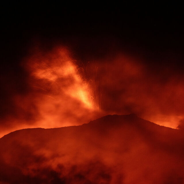 Вулканът Етна отново изригна (СНИМКИ и ВИДЕО)