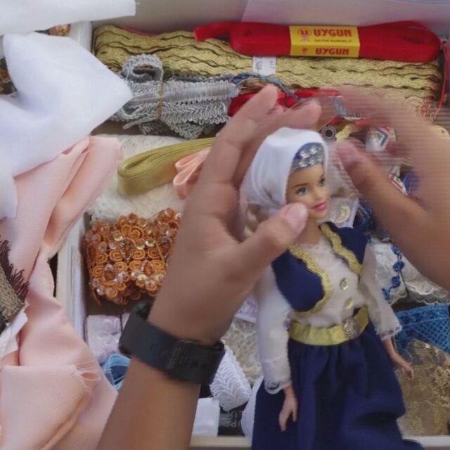 „Можеш да бъдеш, каквато поискаш“: Момиче от Босна облича Барби в балкански носии (ВИДЕО)