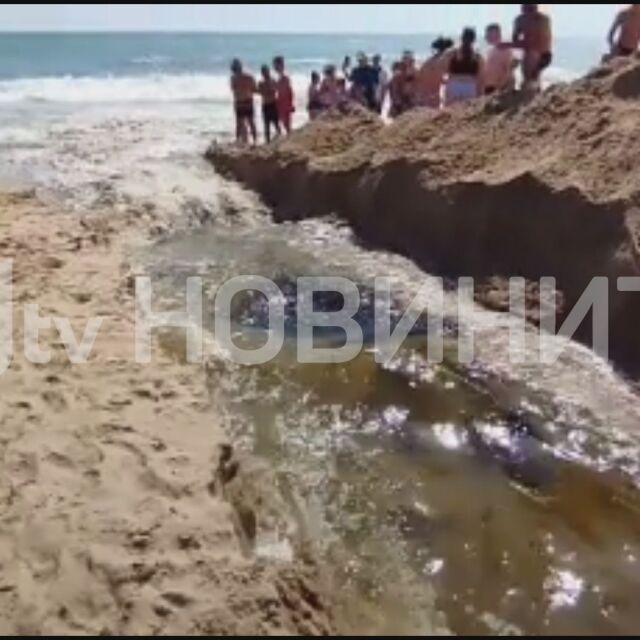 Пред погледите на десетки: Багер разкопа плажа в Обзор при устието на река Двойница (ВИДЕО)