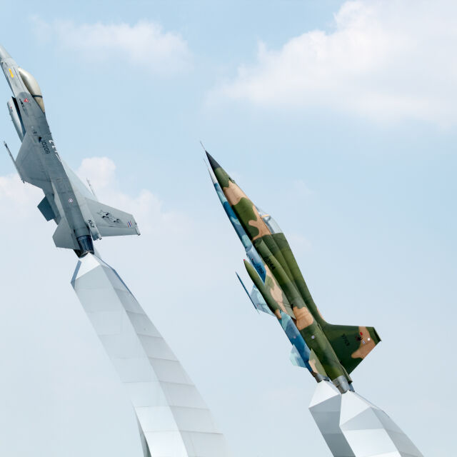 В търсене на бойни самолети: Украйна преговоря за „Грипен“, САЩ одобриха изпращането на F-16