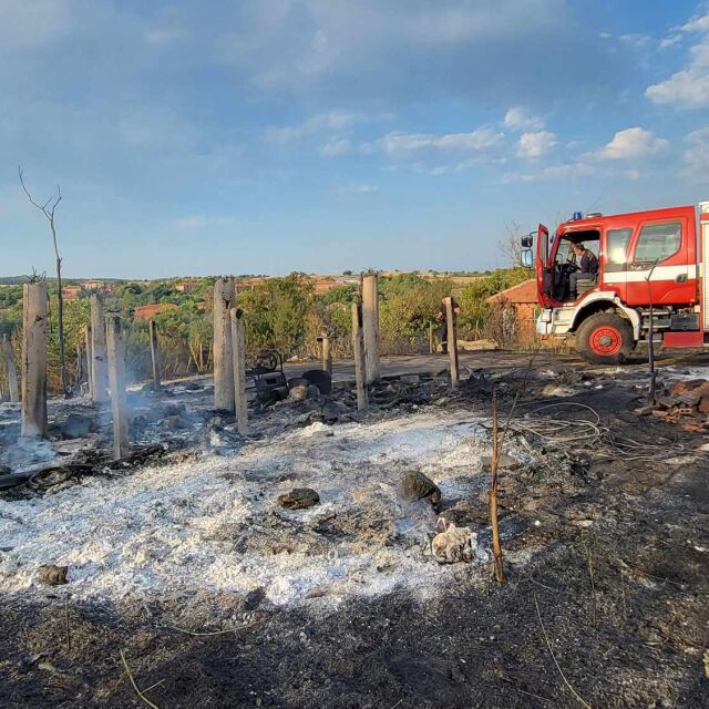 Пожарът в Хасковско: Изпепелена е къща, огънят преминава през дворовете на хората