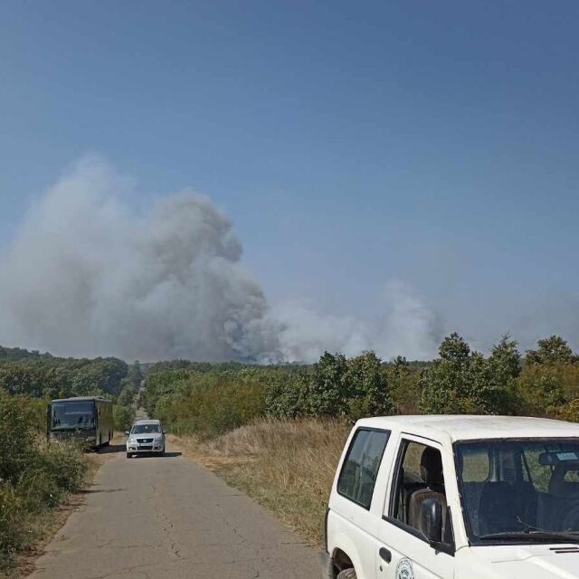 Два хеликоптера помагат в гасенето на пожар в Бургаско
