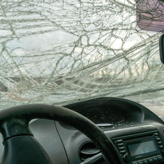 Затиснат в колата си, 23-годишен мъж загина на пътя в Разградско