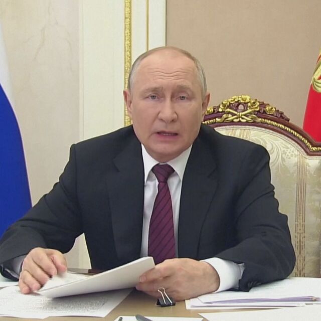 Спекулации за двойник на Путин: Президентът търси часовника си на лявата ръка, а той е на дясната