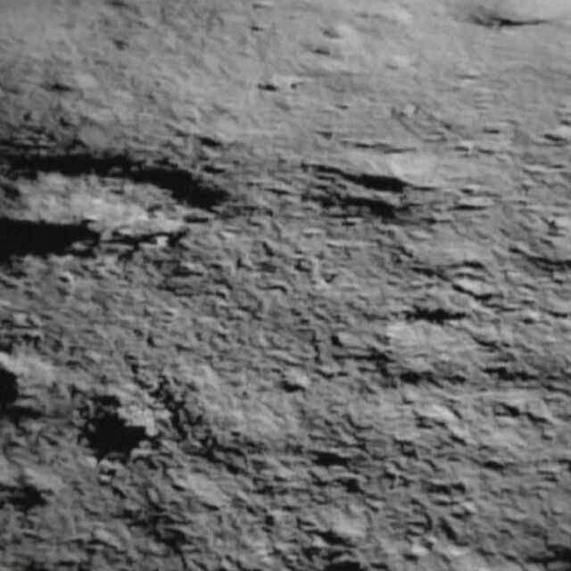 След историческото кацане: Първа снимка на Луната отблизо