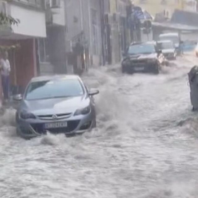 Пороен дъжд: Улиците в Горна Оряховица се превърнаха в реки