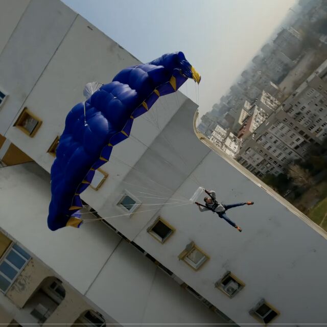 Невероятно: Скок с парашут от блок в столичен квартал (ВИДЕО)