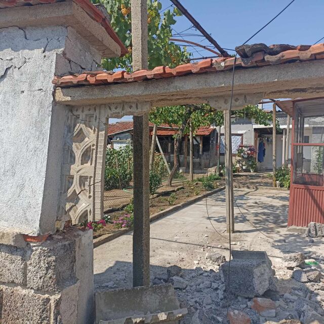 Трактор се вряза в къща в Пловдивско (СНИМКИ)