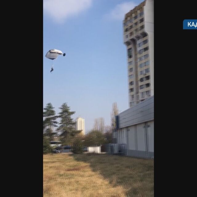 Адреналин с риск за живота: Екстремен скок с парашут от покрива на 20-етажен блок