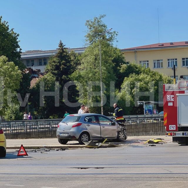 Две коли се удариха челно на натоварено кръстовище в центъра на София (СНИМКИ)