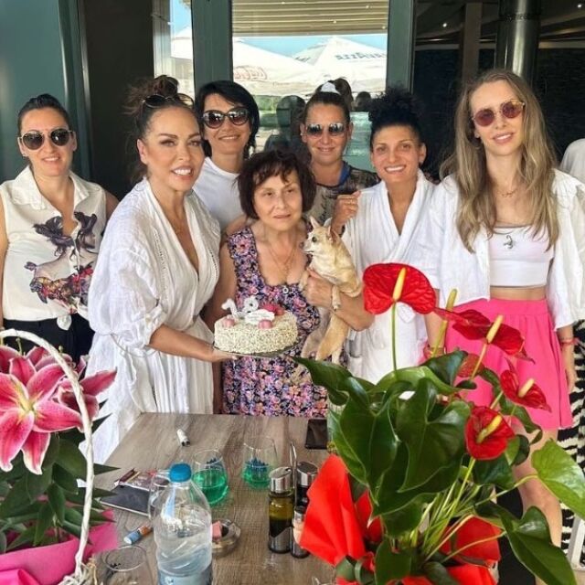 Ивана празнува рождения ден на майка си с плажно парти по женски