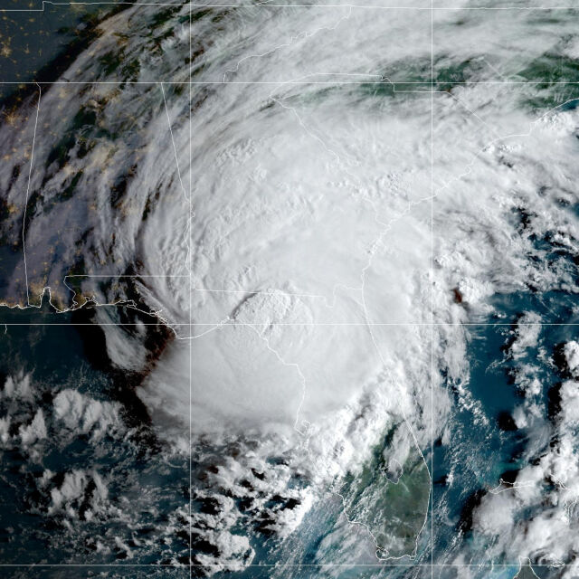 Вятър със скорост 200 км/час и 4-метрови вълни: Ураганът "Идалия" връхлетя Флорида