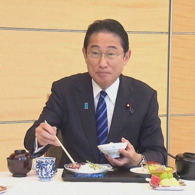 Японски министри ядоха риба от водите около "Фукушима" (ВИДЕО)