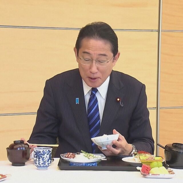 Японският премиер и министри обядваха морски дарове, уловени от водите край АЕЦ „Фукушима“