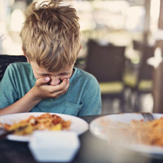  Повръщане и стомашни болки: 48 деца са със подозрения за хранително отравяне 