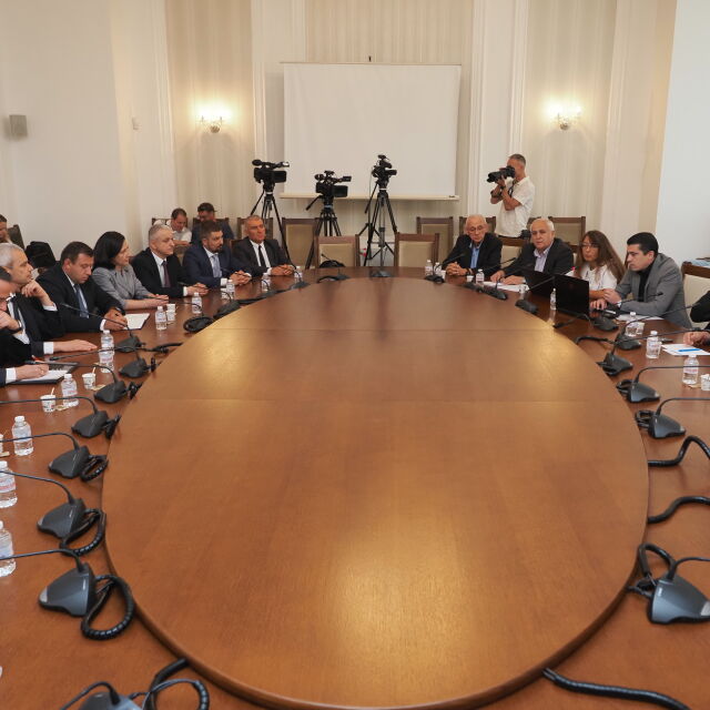  Въпреки допирните точки: „ Възраждане “ отхвърли на Има Такъв Народ поради поддръжката от Движение за права и свободи 