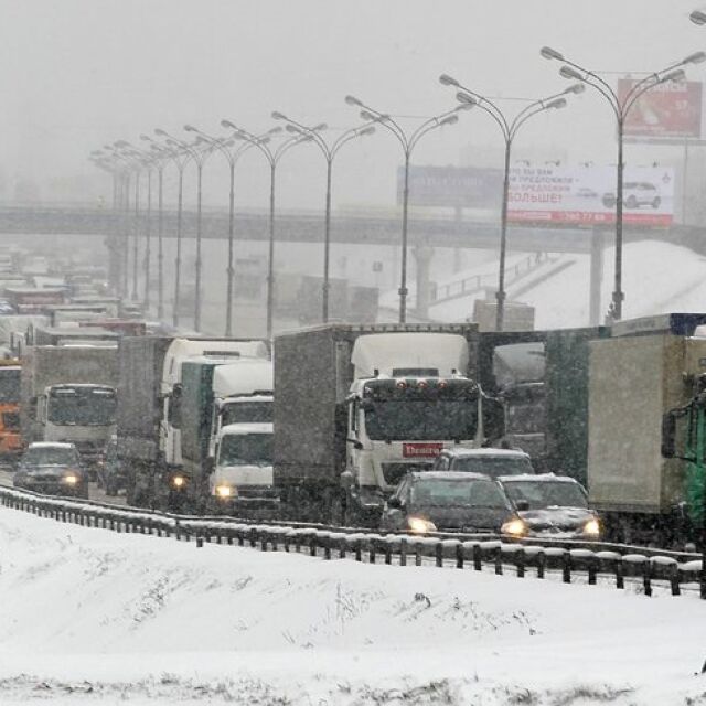 Сняг блокира основните пътни артерии в страната (СНИМКИ и ВИДЕО)