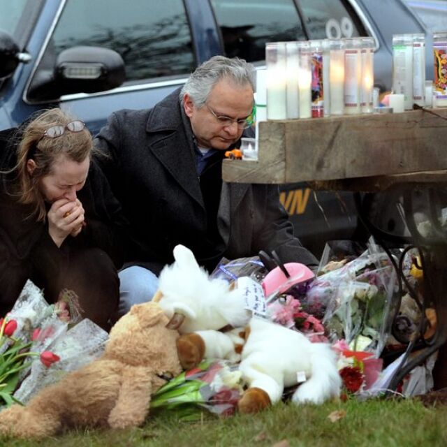 Америка почете паметта на загиналите при трагедията в Нютаун