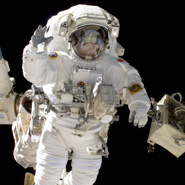Космическа разходка: Астронавт и астронавтка прекараха 6 часа в открития Космос