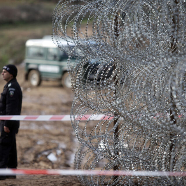 Ремонтират оградата на границата с Турция