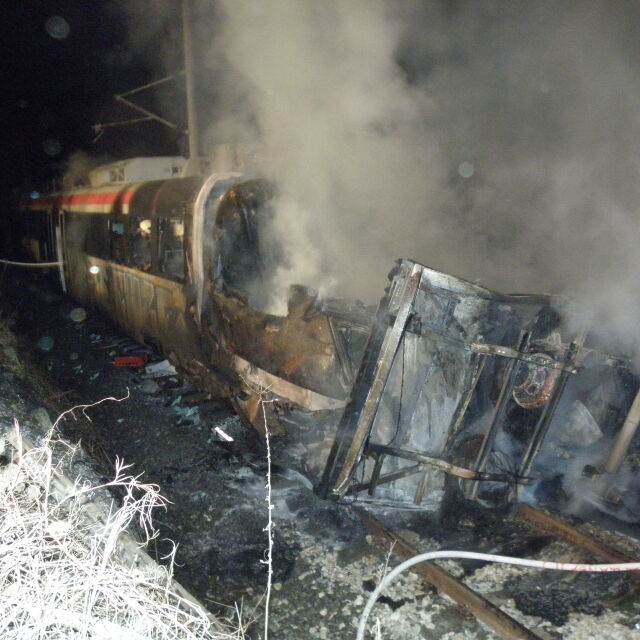 Влакът Кулата-София се запали след сблъсък с ТИР (СНИМКИ)