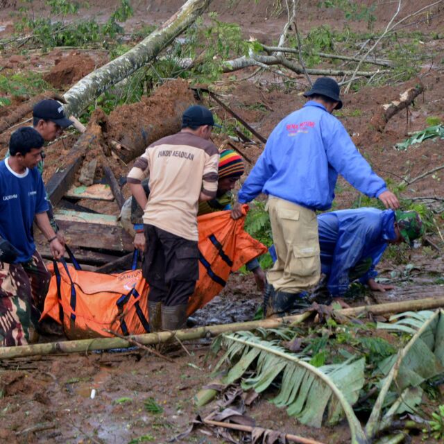 Огромно свлачище взе най-малко 12 жертви в Индонезия