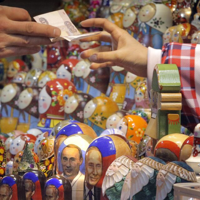 Русия вдигна рязко лихвения процент в опит да подкрепи рухващата рубла
