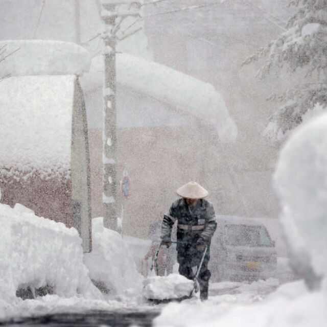 Снежната буря в Япония взе поне 5 жертви