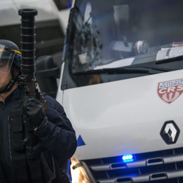 Екстремист се нахвърли на френски полицаи, застреляха го