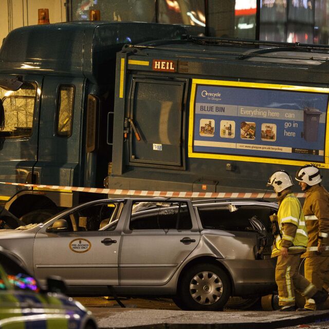 Боклукчийски камион премаза пешеходци на тротоар в Глазгоу