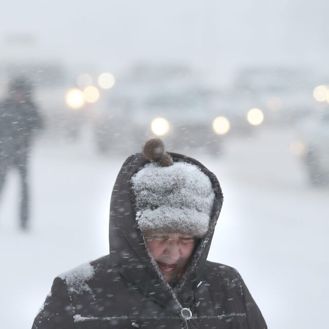 Сняг парализира Москва