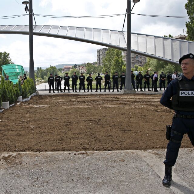 Специалният пратеник на bTV: Мостът в Косовска Митровица се охранява от жандармерия 