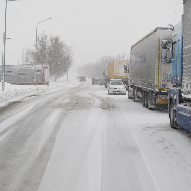 Пътища в страната са затворени заради снегонавявания и нулева видимост 