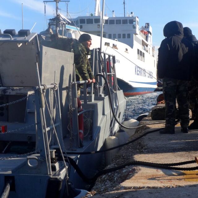Кораб с нелегани имигранти бедства край Корфу (СНИМКИ и ВИДЕО)