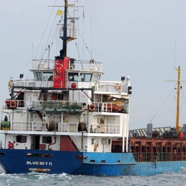 Бедстващият край Корфу кораб акостира в Италия, пълен с имигранти
